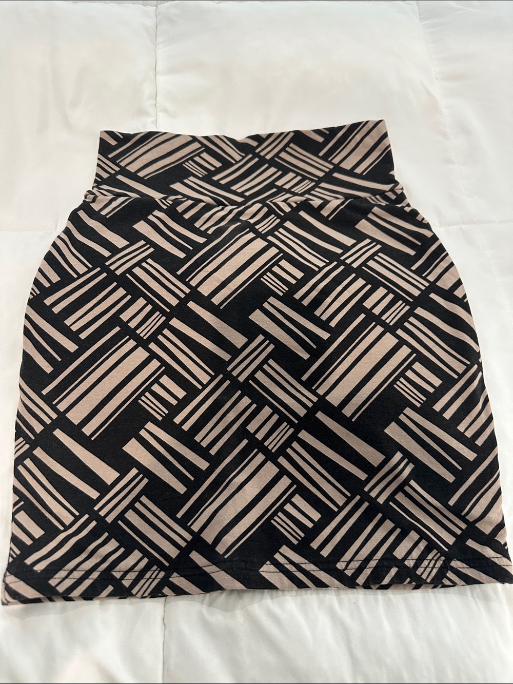 Forever 21 Black and Beige Geometric Pencil Skirt